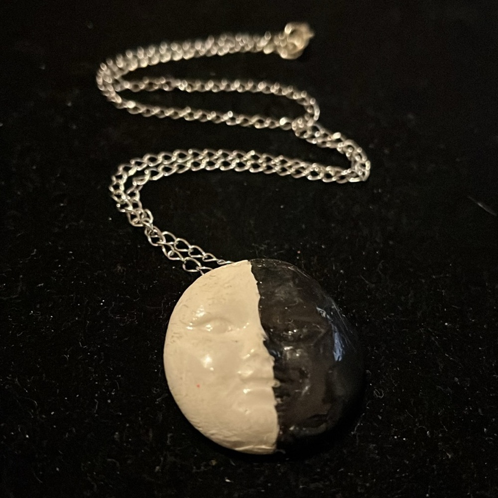 Black and White Pendant Necklace - Picture 3 of 16